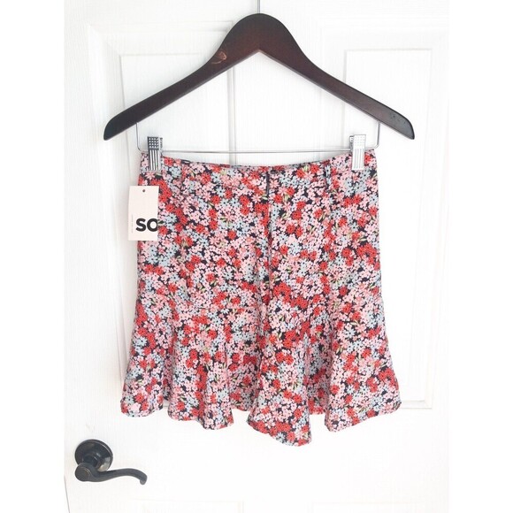 SO Women’s Red Floral Mini Skirt size Small NWT - Picture 2 of 9